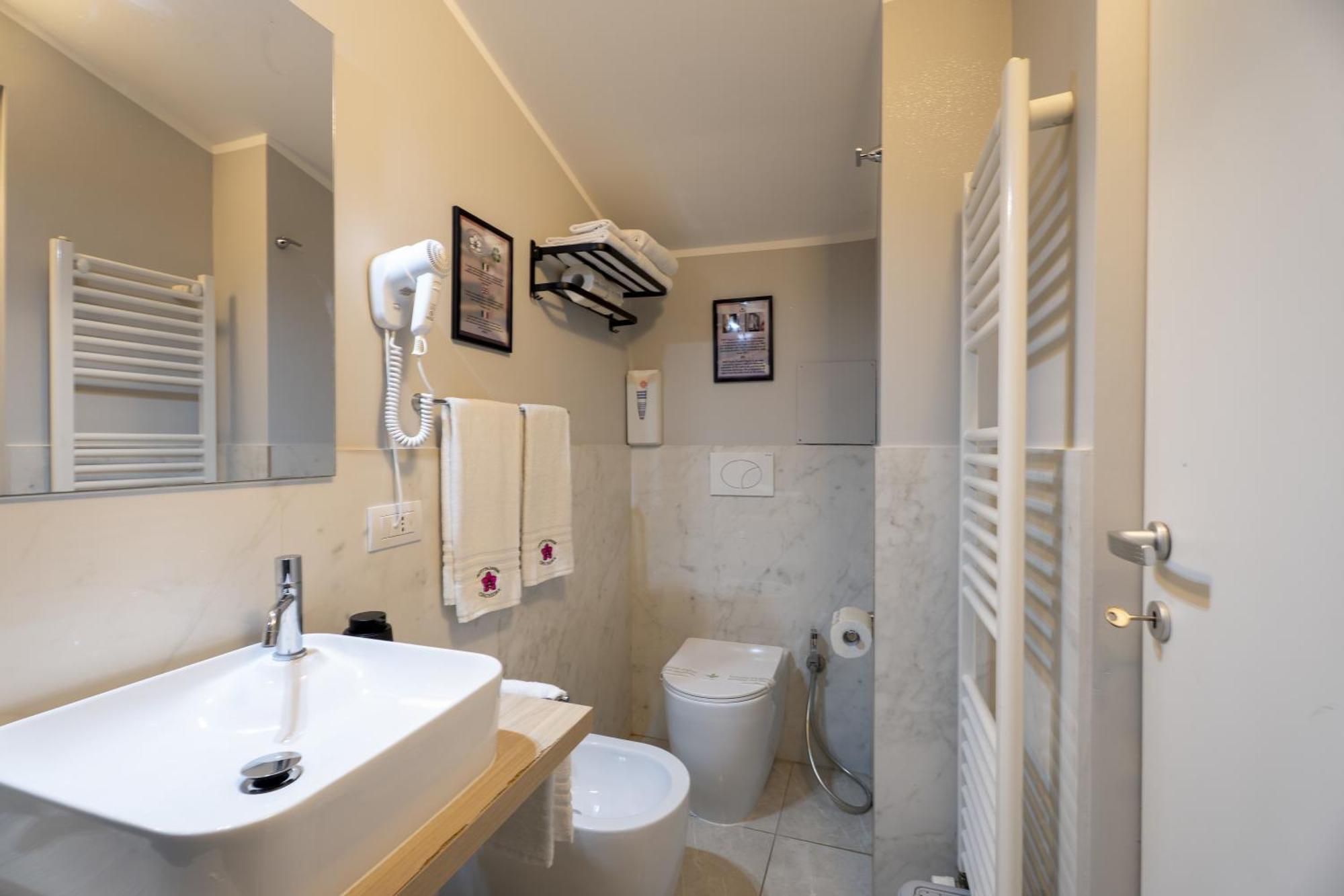 Affittacamere Orchidea For Tourists Hesperia Hosp Modena Exteriör bild